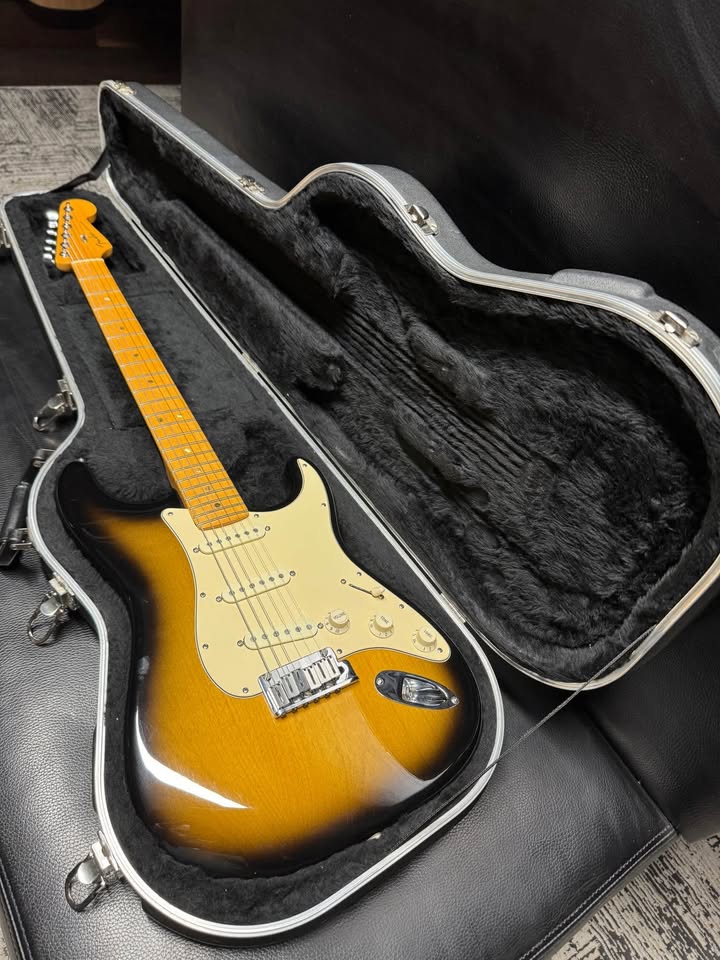 Fender Stratocaster Deluxe USA 2005 (PRE-OWNED)
