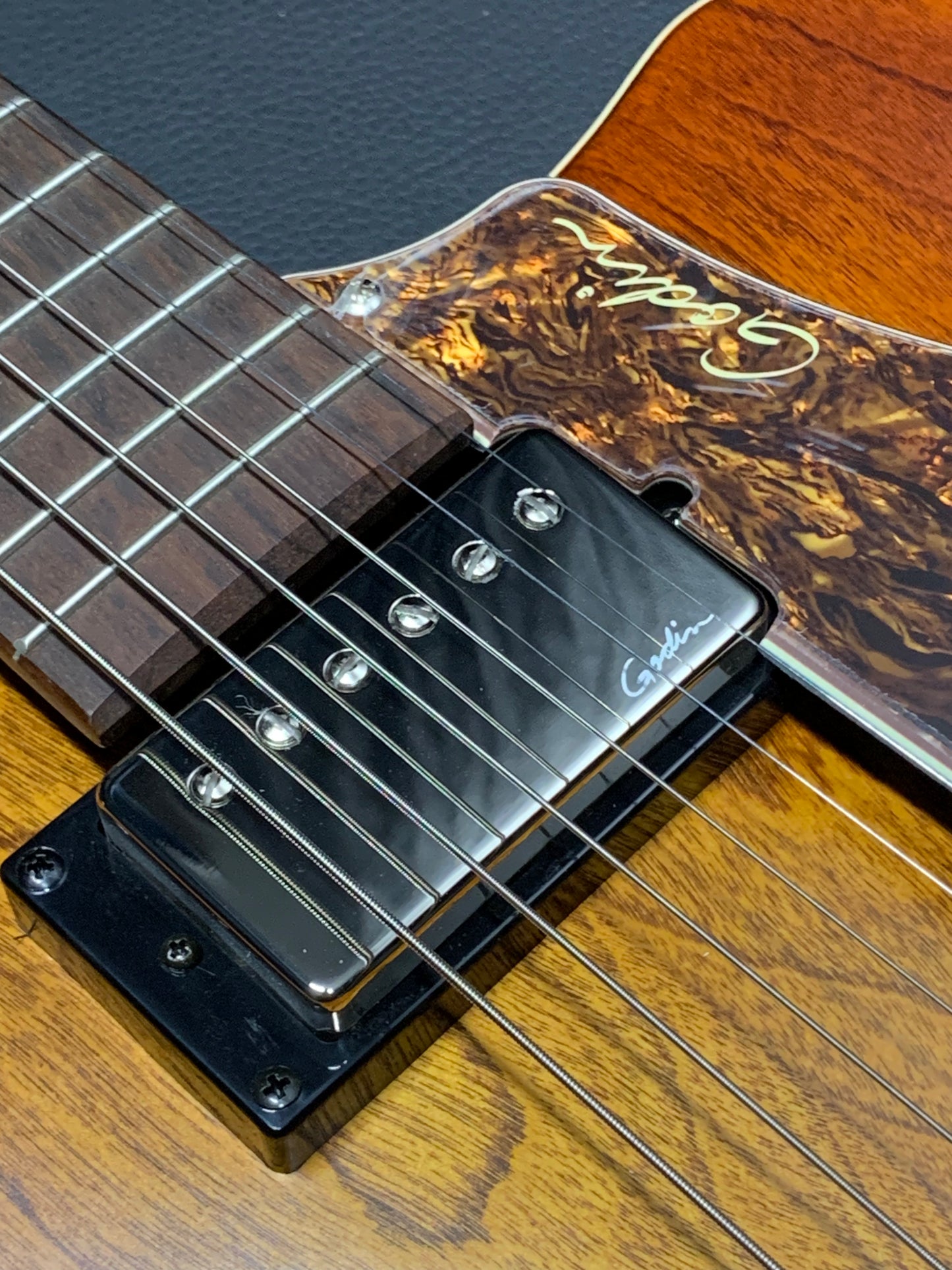 Godin 5th Avenue CW Kingpin II HB Cognac Burst Electric Guitar