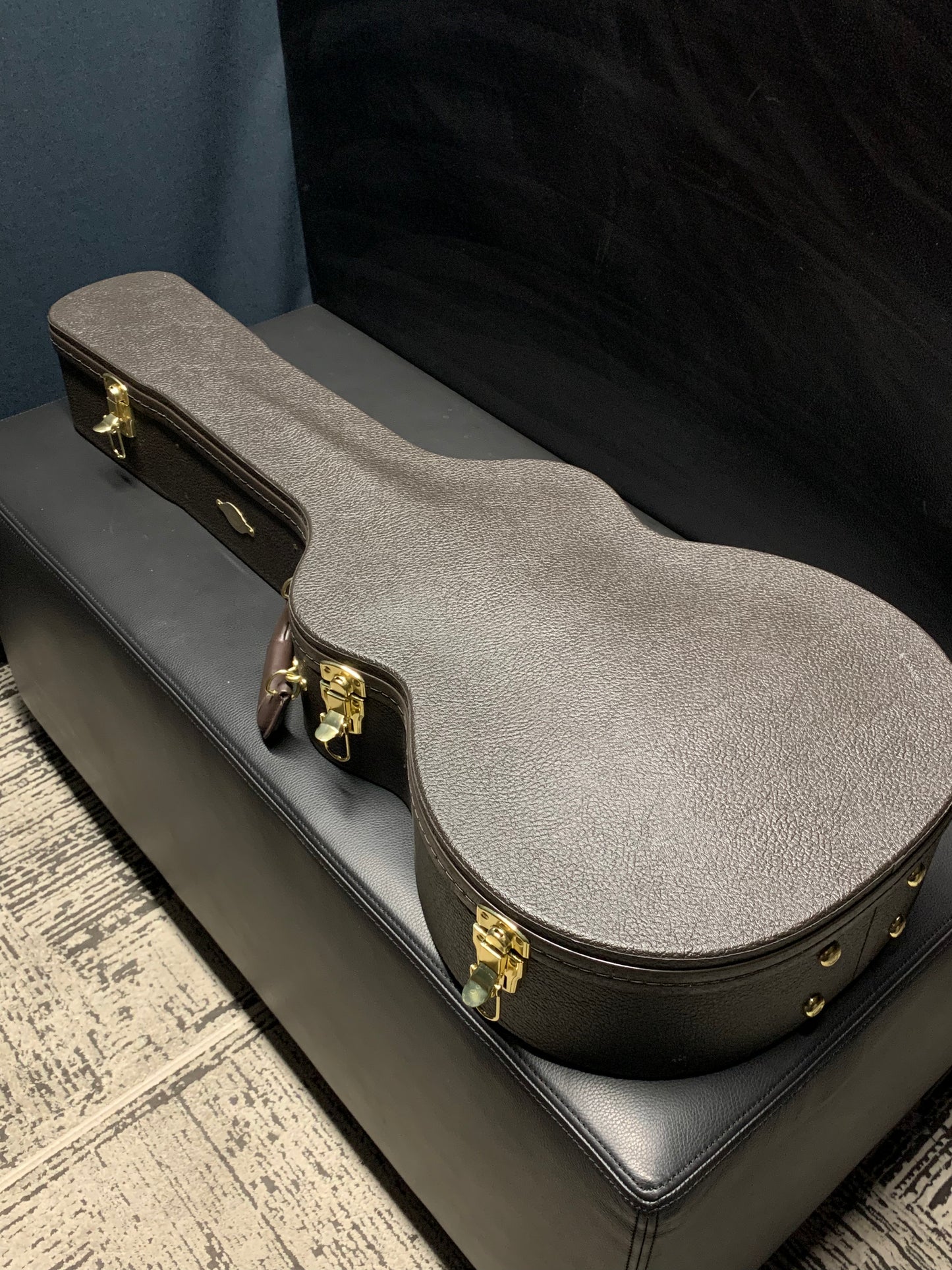Taylor 224ce-K DLX (PRE-OWNED) pick-guard plastic still on!