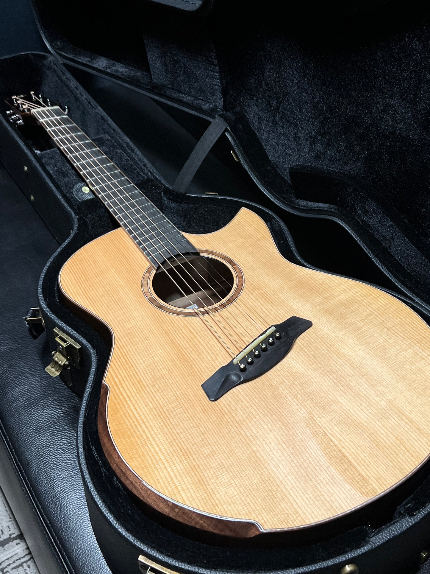 Avenir 25 Series Auditorium Sitka Spruce Flamed Walnut Fan Fret #24071239