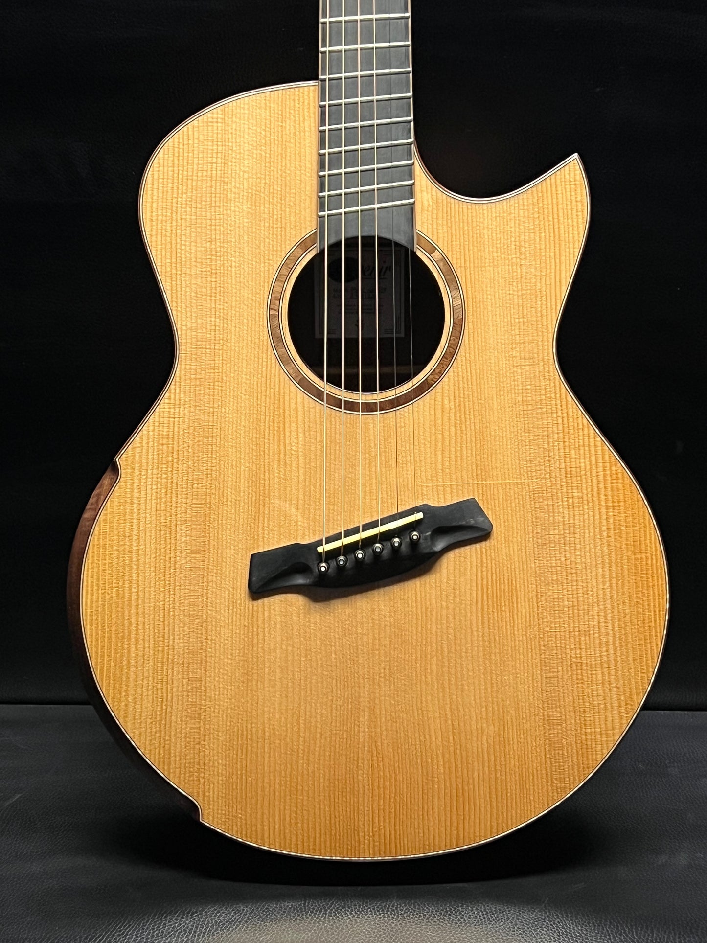 Avenir 25 Series Auditorium Sitka Spruce Flamed Walnut Fan Fret #24071239