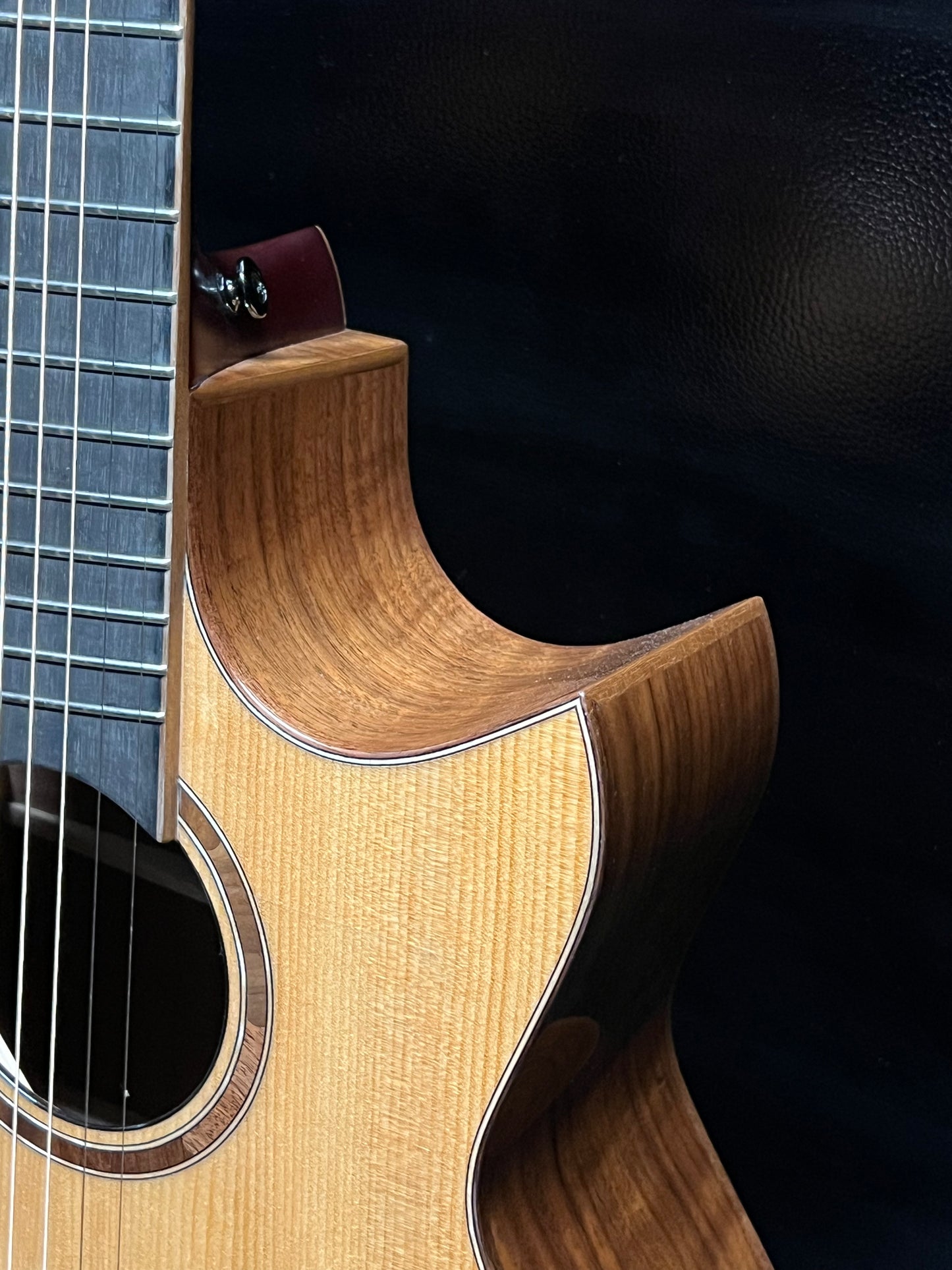 Avenir 25 Series Auditorium Sitka Spruce Flamed Walnut Fan Fret #24071239