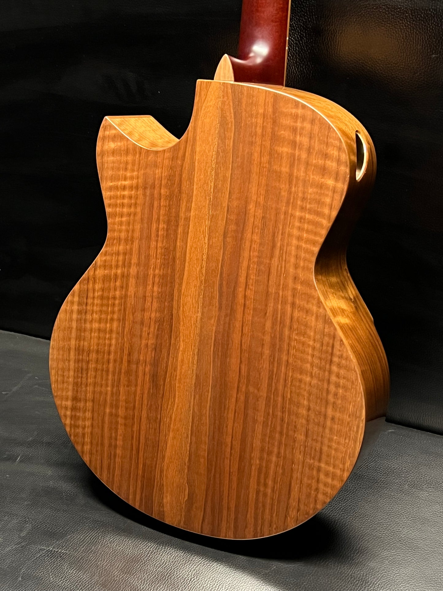 Avenir 25 Series Auditorium Sitka Spruce Flamed Walnut Fan Fret #24071239