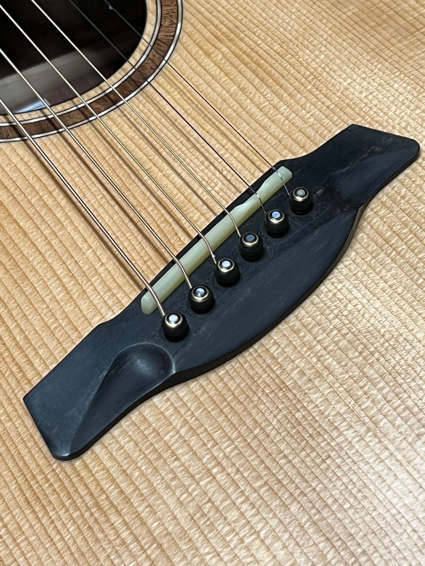 Avenir 25 Series Auditorium Sitka Spruce Flamed Walnut Fan Fret #24071239