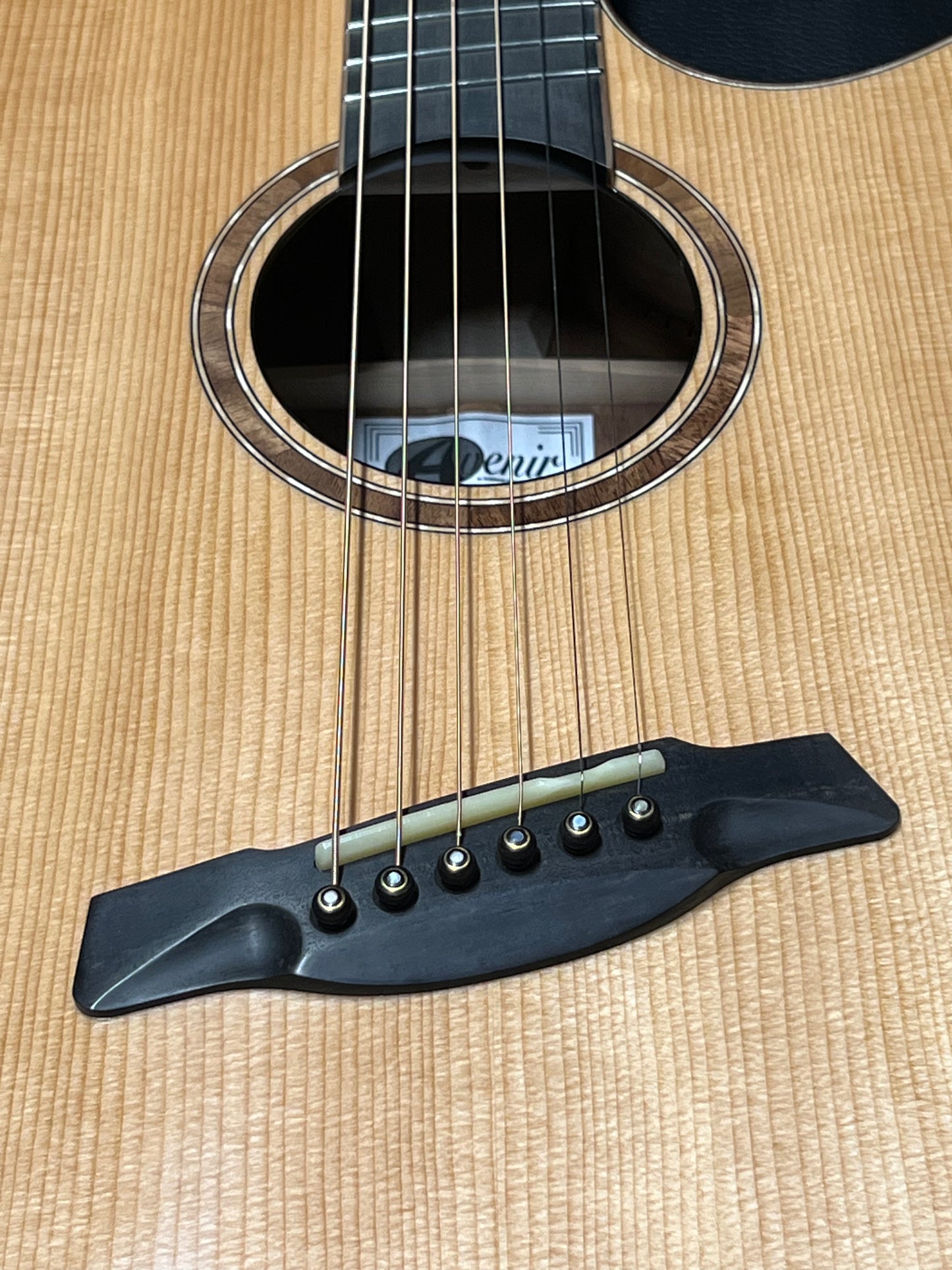 Avenir 25 Series Auditorium Sitka Spruce Flamed Walnut Fan Fret #24071239