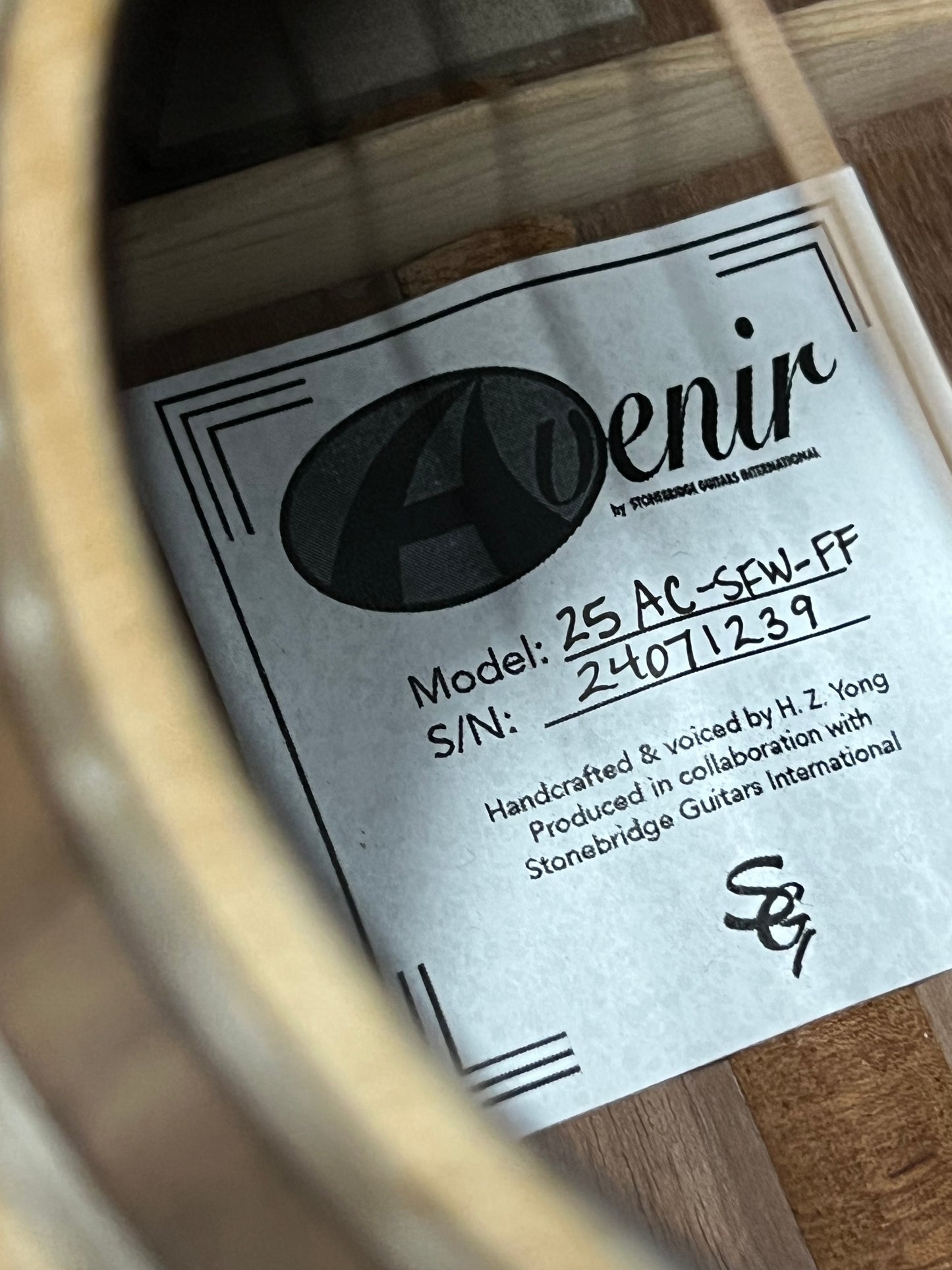 Avenir 25 Series Auditorium Sitka Spruce Flamed Walnut Fan Fret #24071239