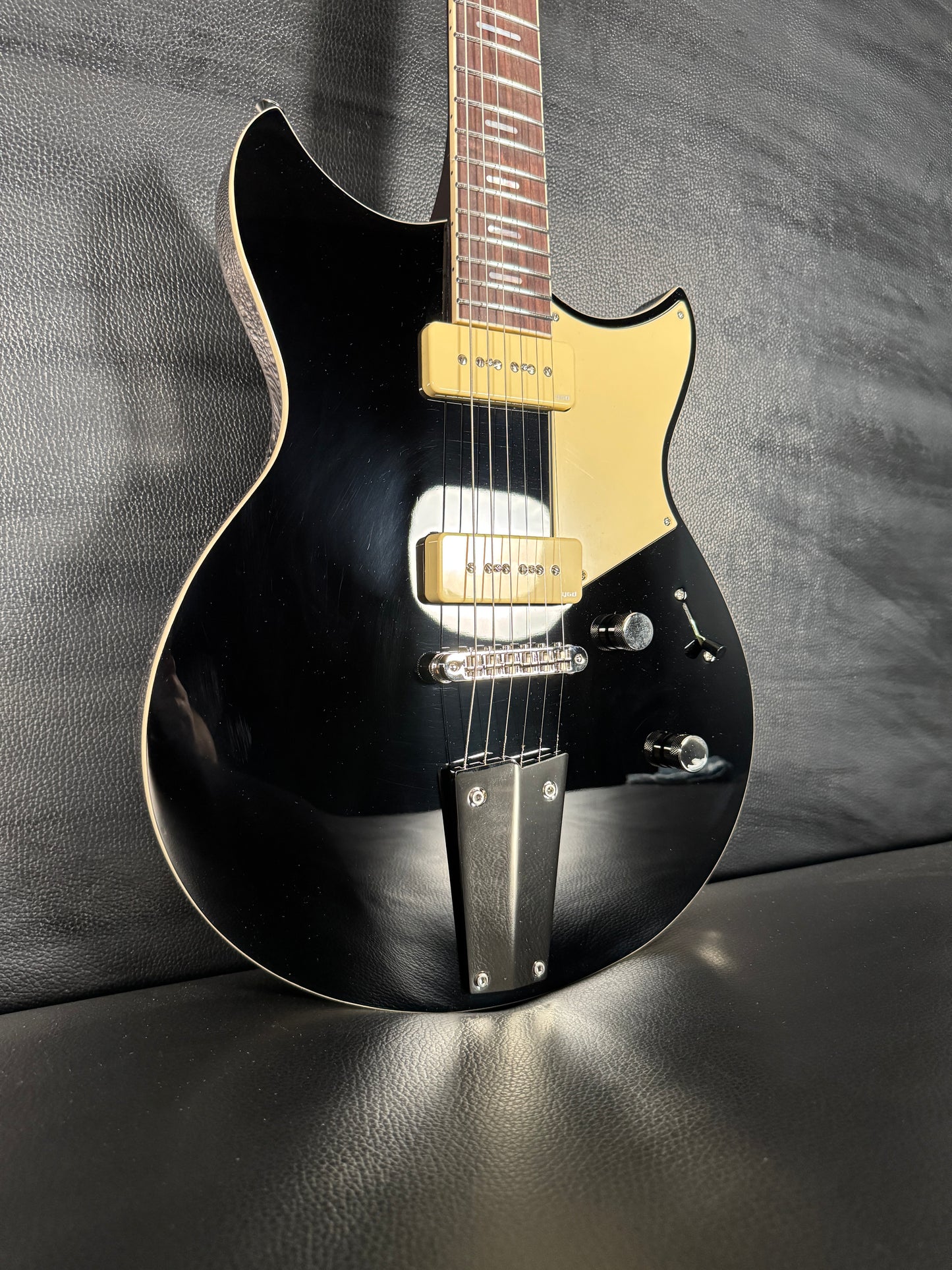 Yamaha RSS02T-BL Revstar Standard Black