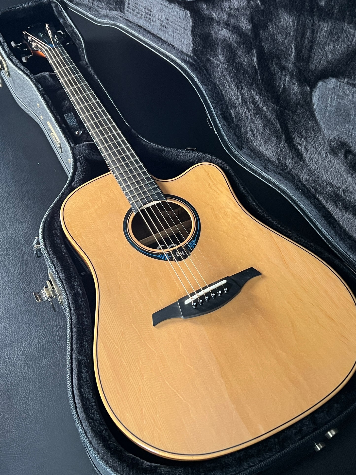 Lag Tramontane THV30DCE HyVibe (PRE-OWNED)