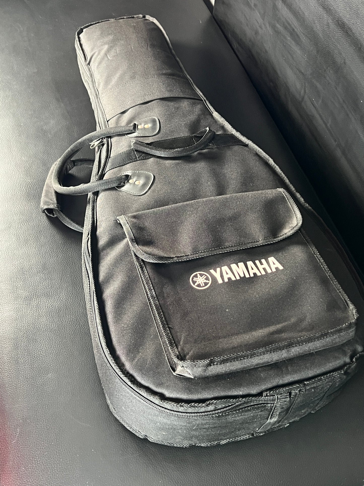 Yamaha APX1000 (PRE-OWNED)