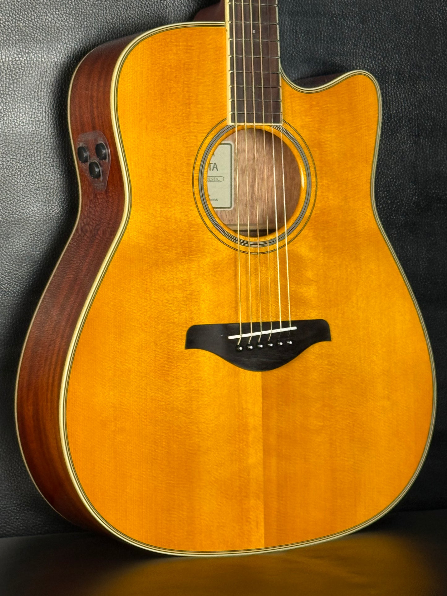 Yamaha FG TransAcoustic Cutaway Vintage Tint