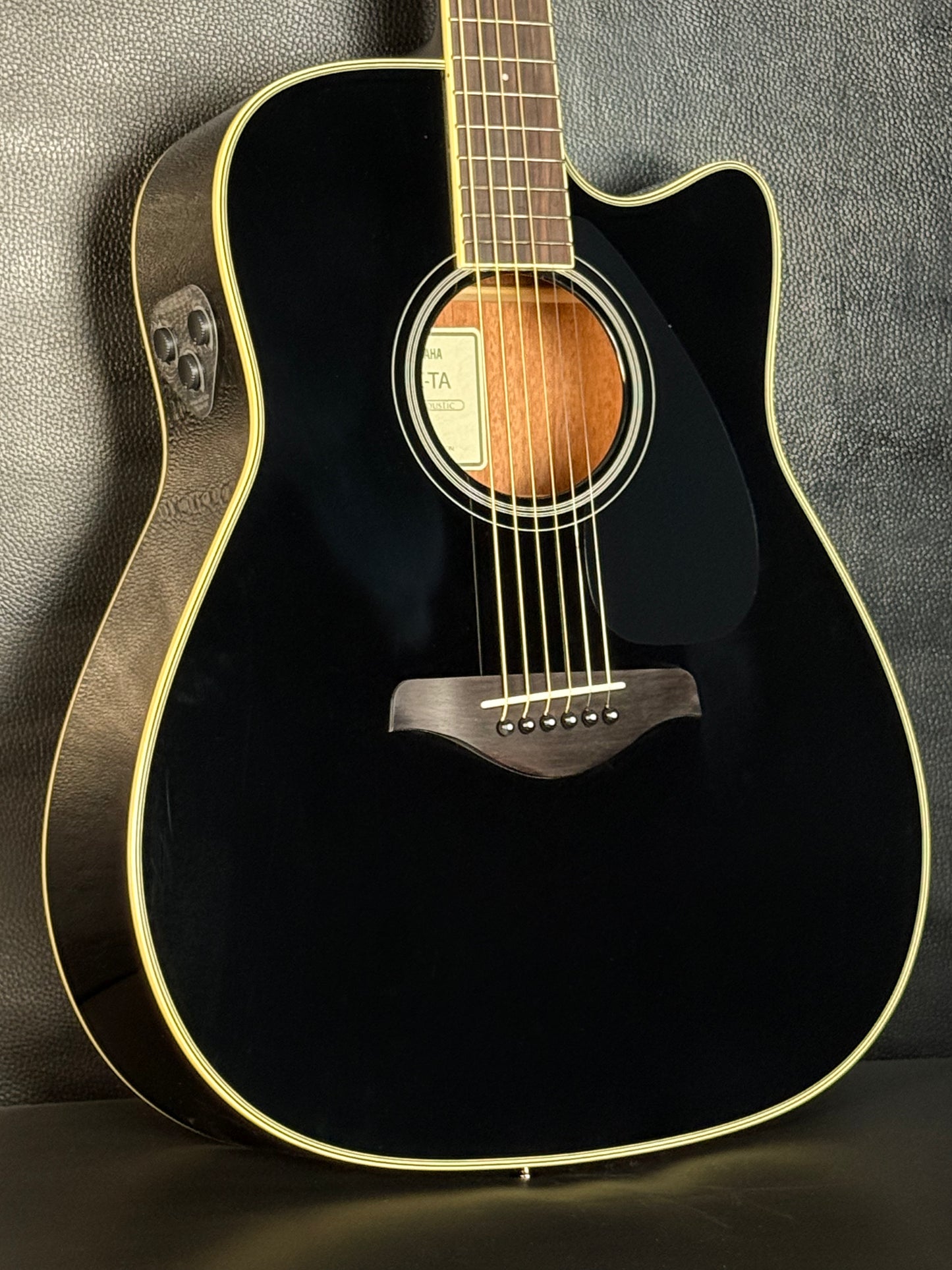 Yamaha FG TransAcoustic Cutaway Black