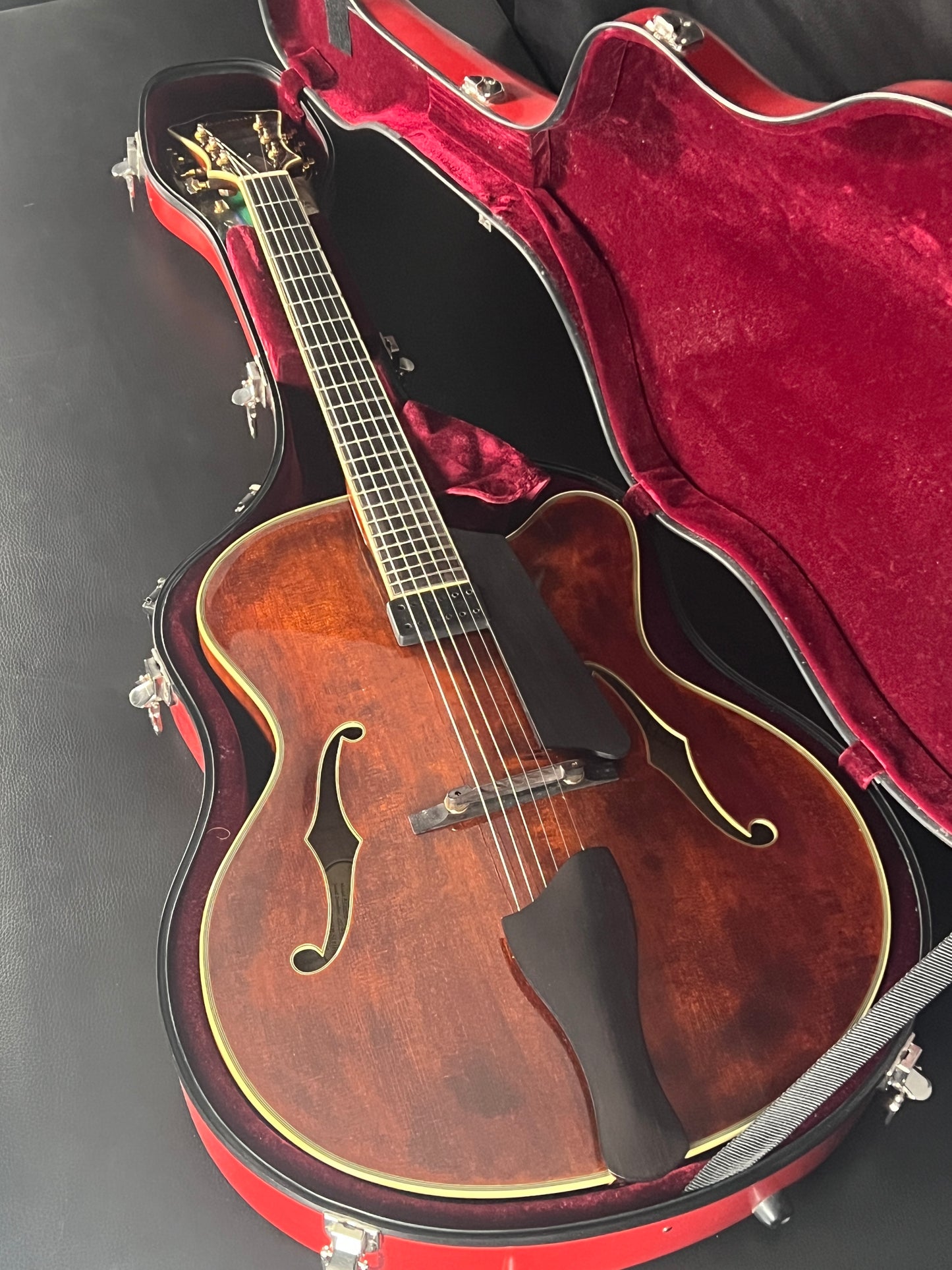 Eastman Jazz Box AR810CE w/ HardCase (PRE-OWNED)