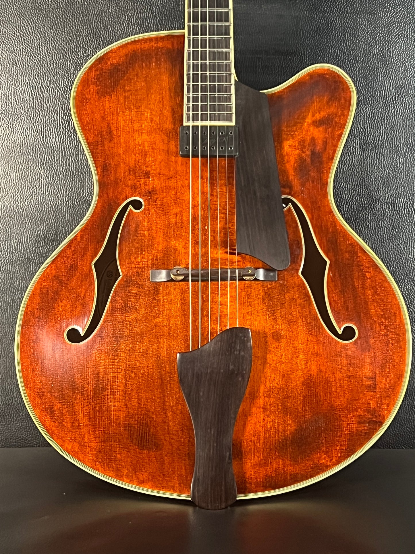 Eastman Jazz Box AR810CE w/ HardCase (PRE-OWNED)