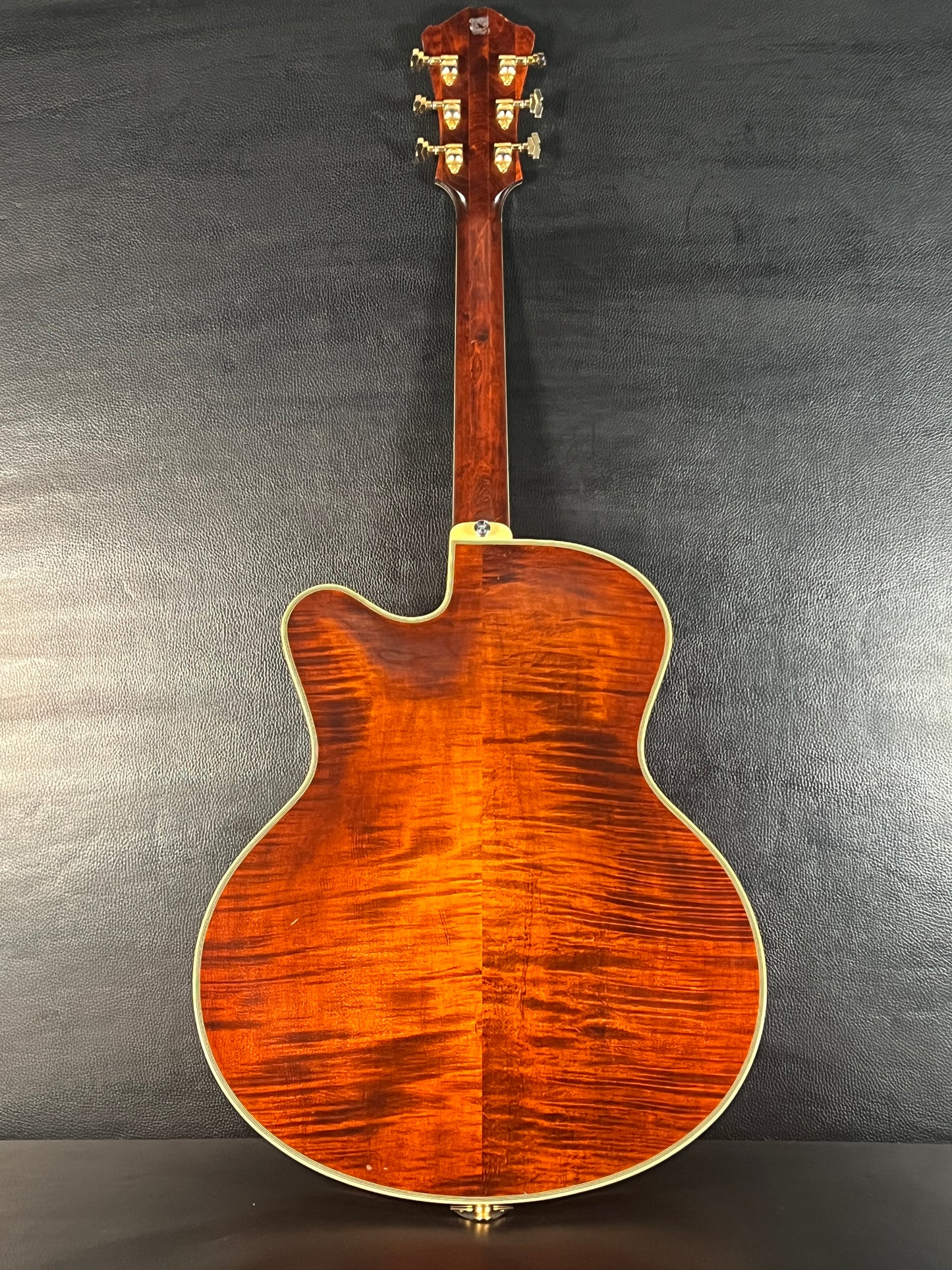 Eastman Jazz Box AR810CE w/ HardCase (PRE-OWNED)