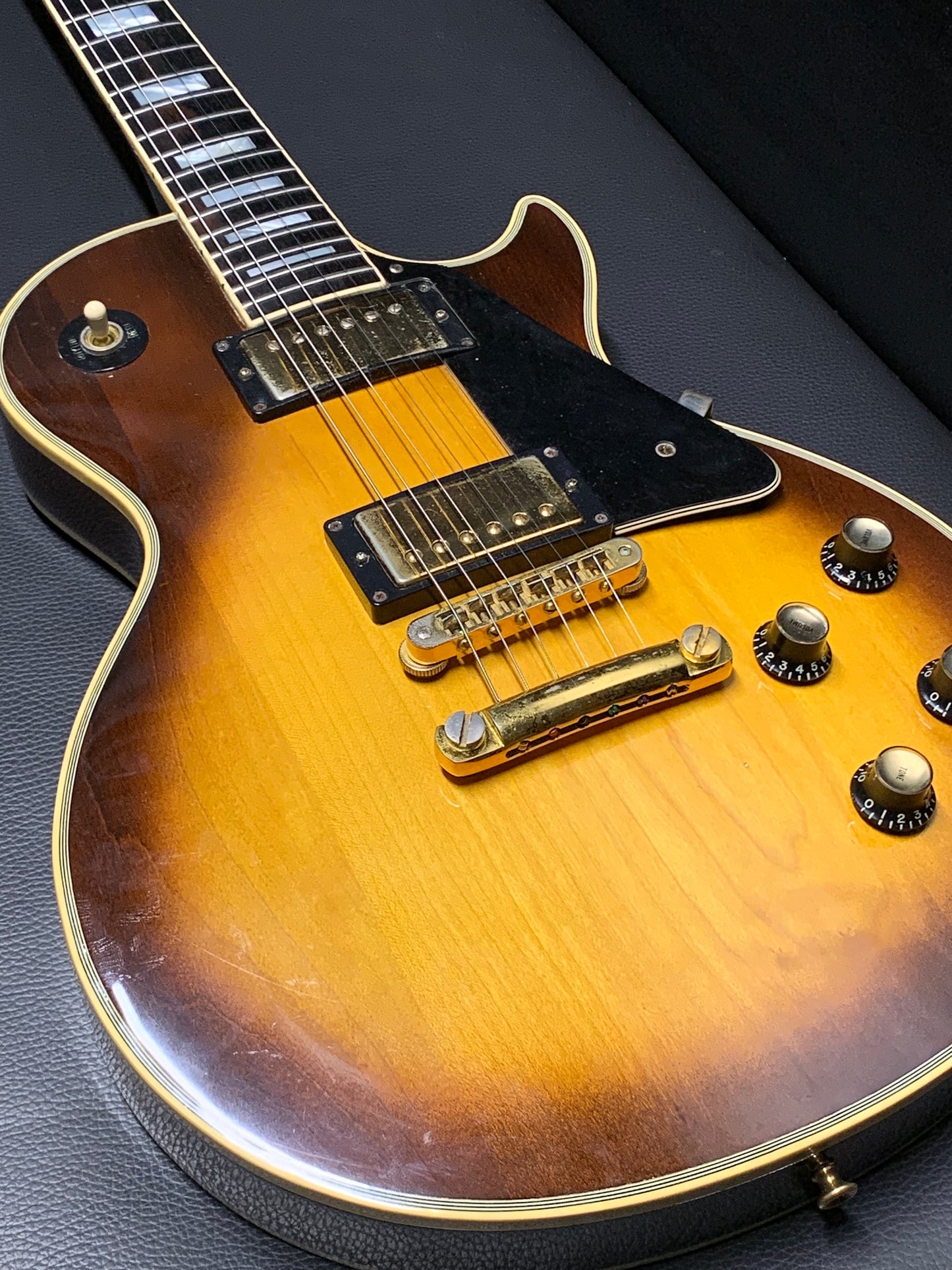 Gibson Les Paul Custom Player Edition Sunburst 76 (PRE-OWNED)