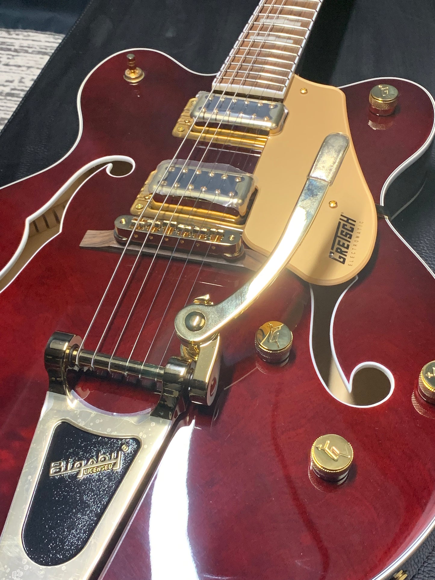 Gretsch G5422TG Electromatic Classic Hollow Body Double-Cut with Bigsby and Gold Hardware Walnut Stain