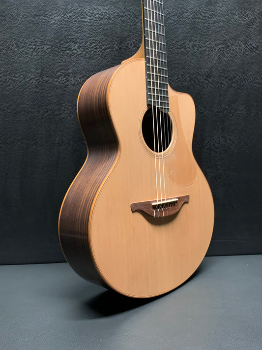 Full Size Caraya Solid Spruce Top,nylon String Classical Guitarfree Bag  C-978N 