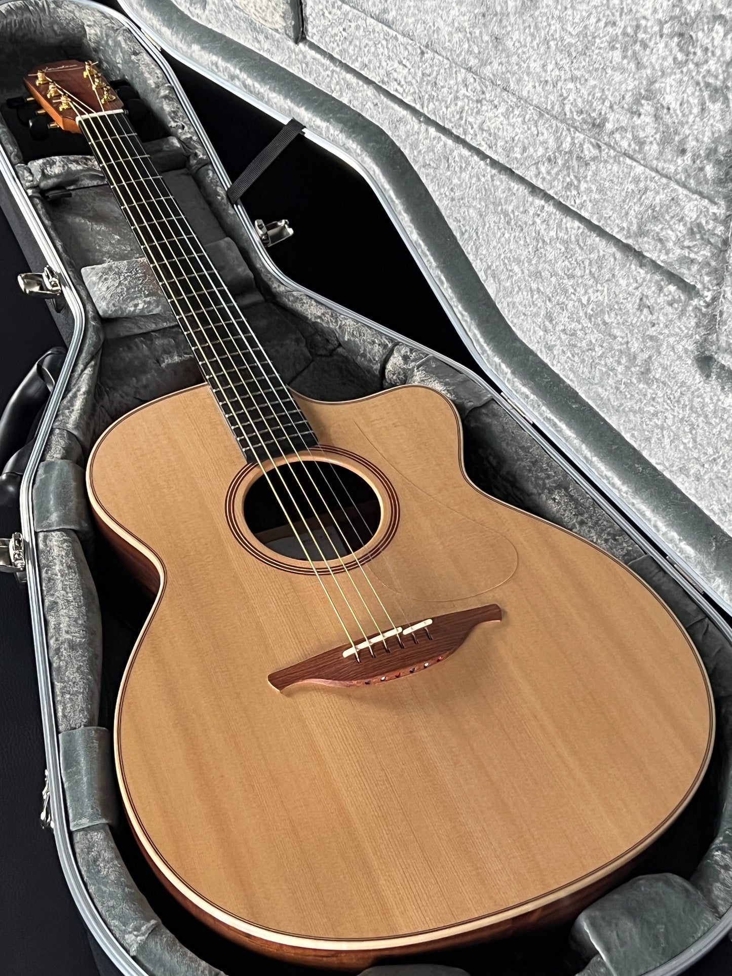 Lowden O-21C Cutaway (PRE-OWNED)