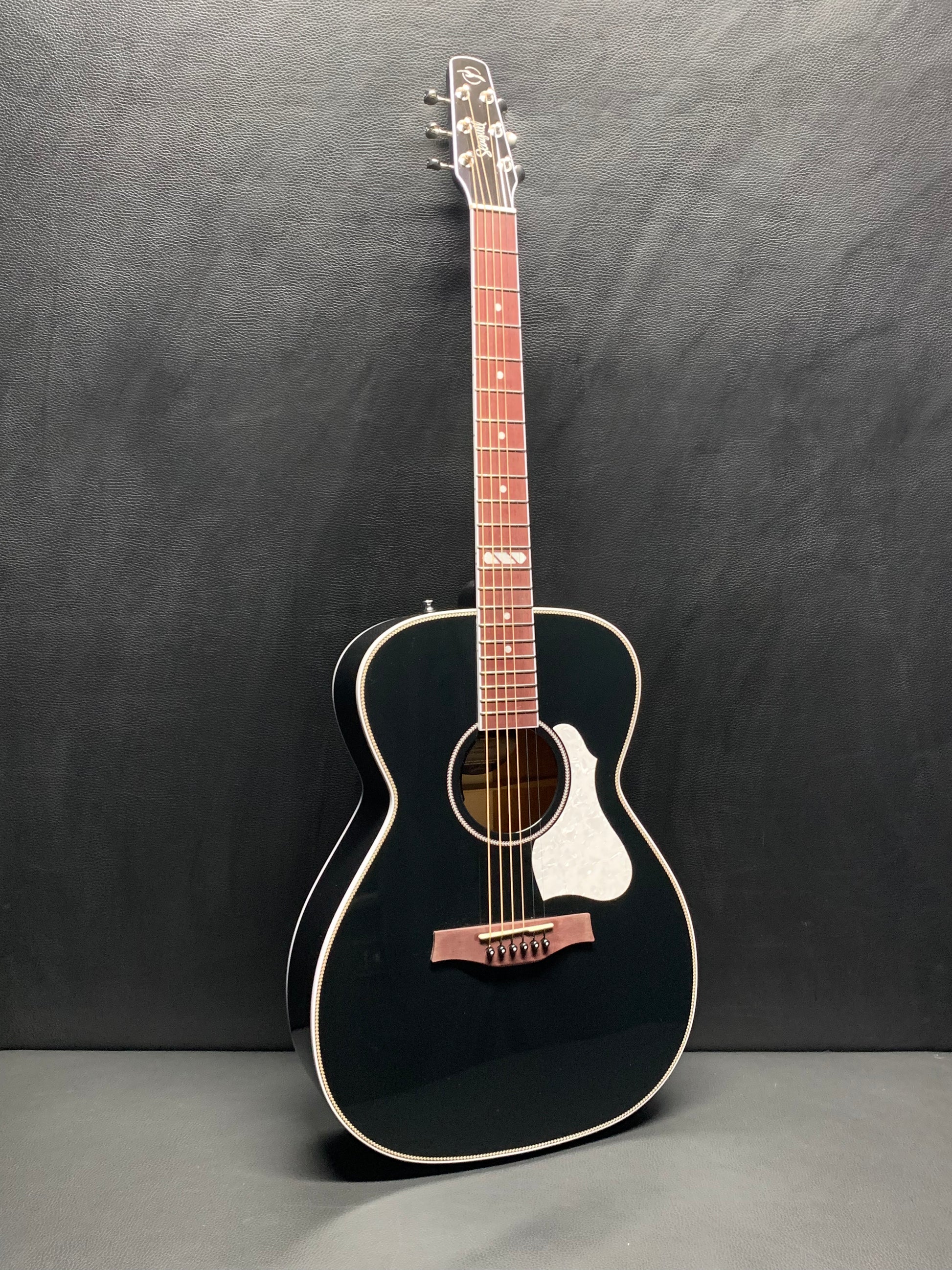Seagull Artist Tuxedo Black Anthem EQ w/ Gig Bag Seagull Artist Tuxedo Black Anthem EQ w/ Gig Bag
