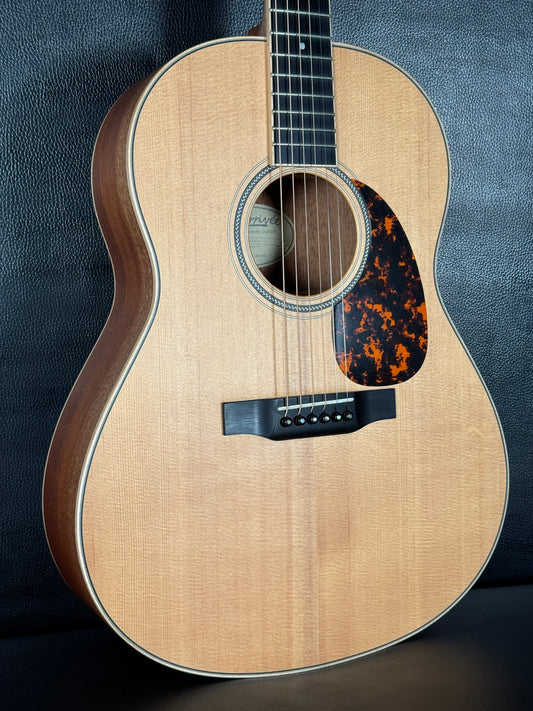 Larrivee L03 with passive pick up ( PRE-OWNED)