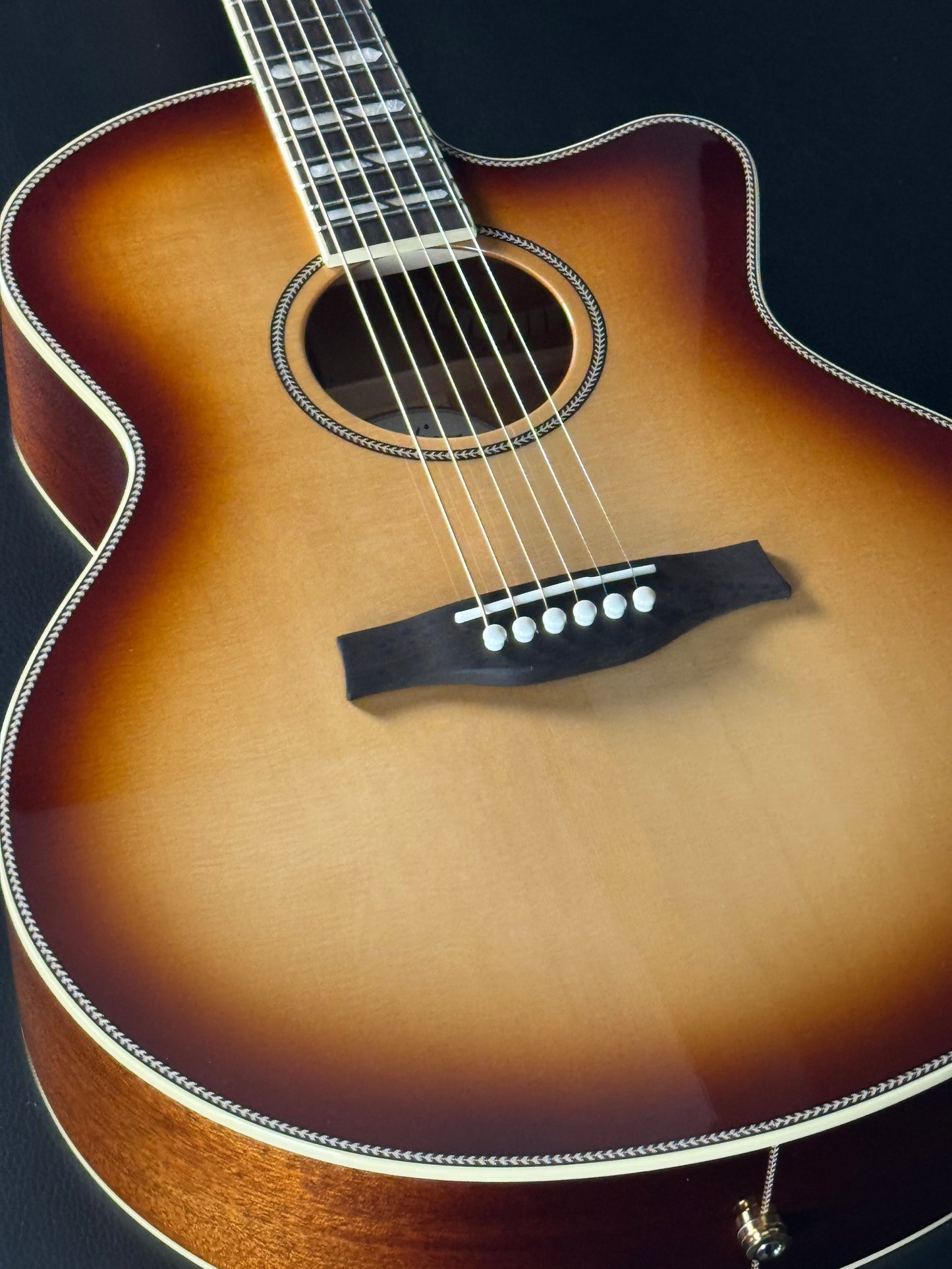 Godin Connaisseur MJ Sunsetburst Maho #072