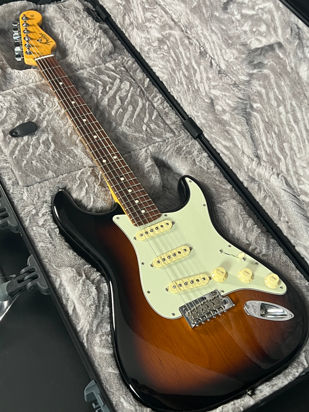 Fender 70th Anniversary American Professional II Stratocaster 2-Color Sunburst (PRE-OWNED)