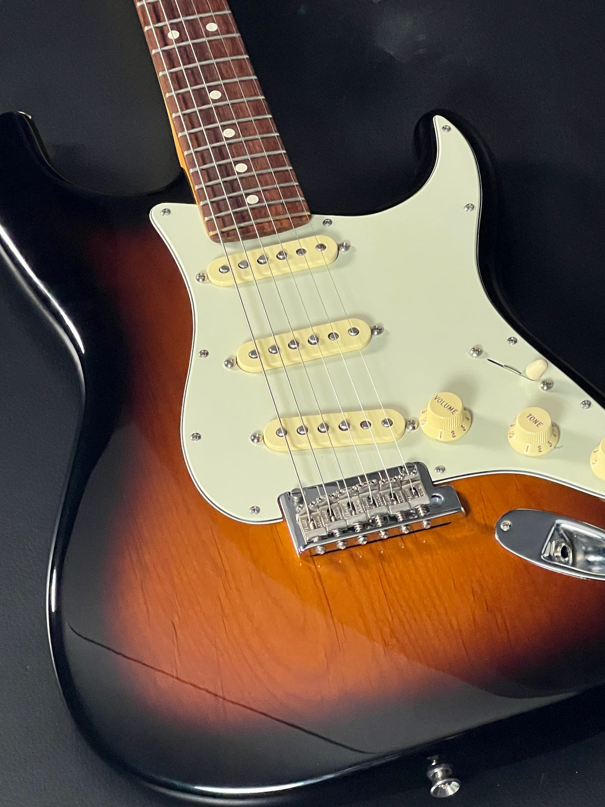 Fender 70th Anniversary American Professional II Stratocaster 2-Color Sunburst (PRE-OWNED)