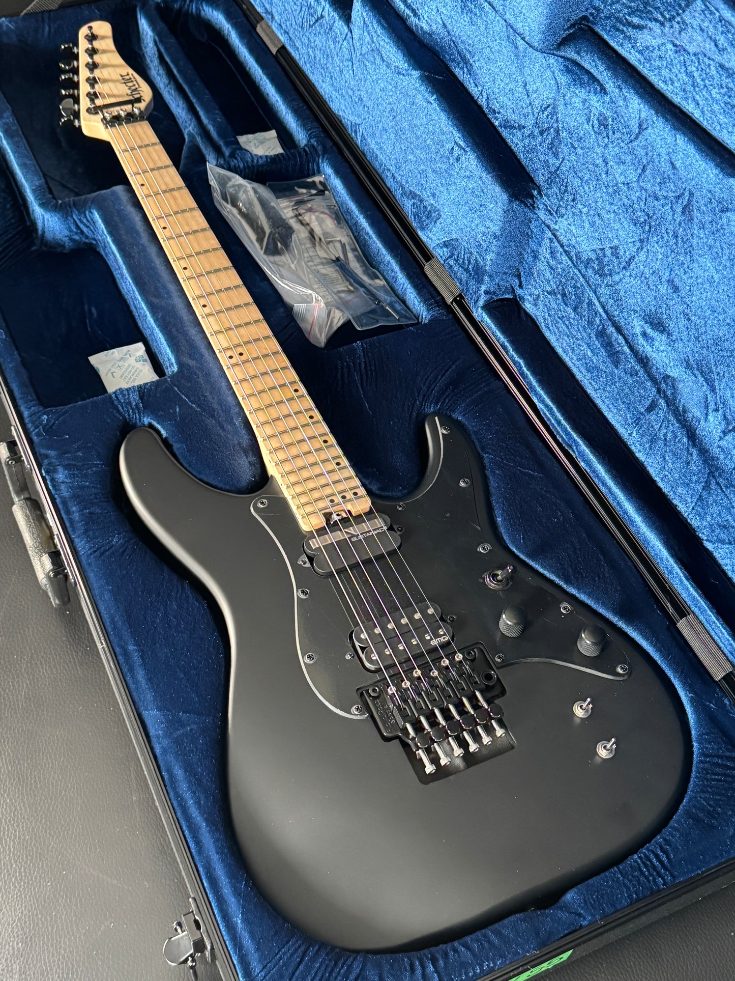 Schecter Sun Valley SS‑FR Sustainiac w/ Hard Case (PRE-OWNED)