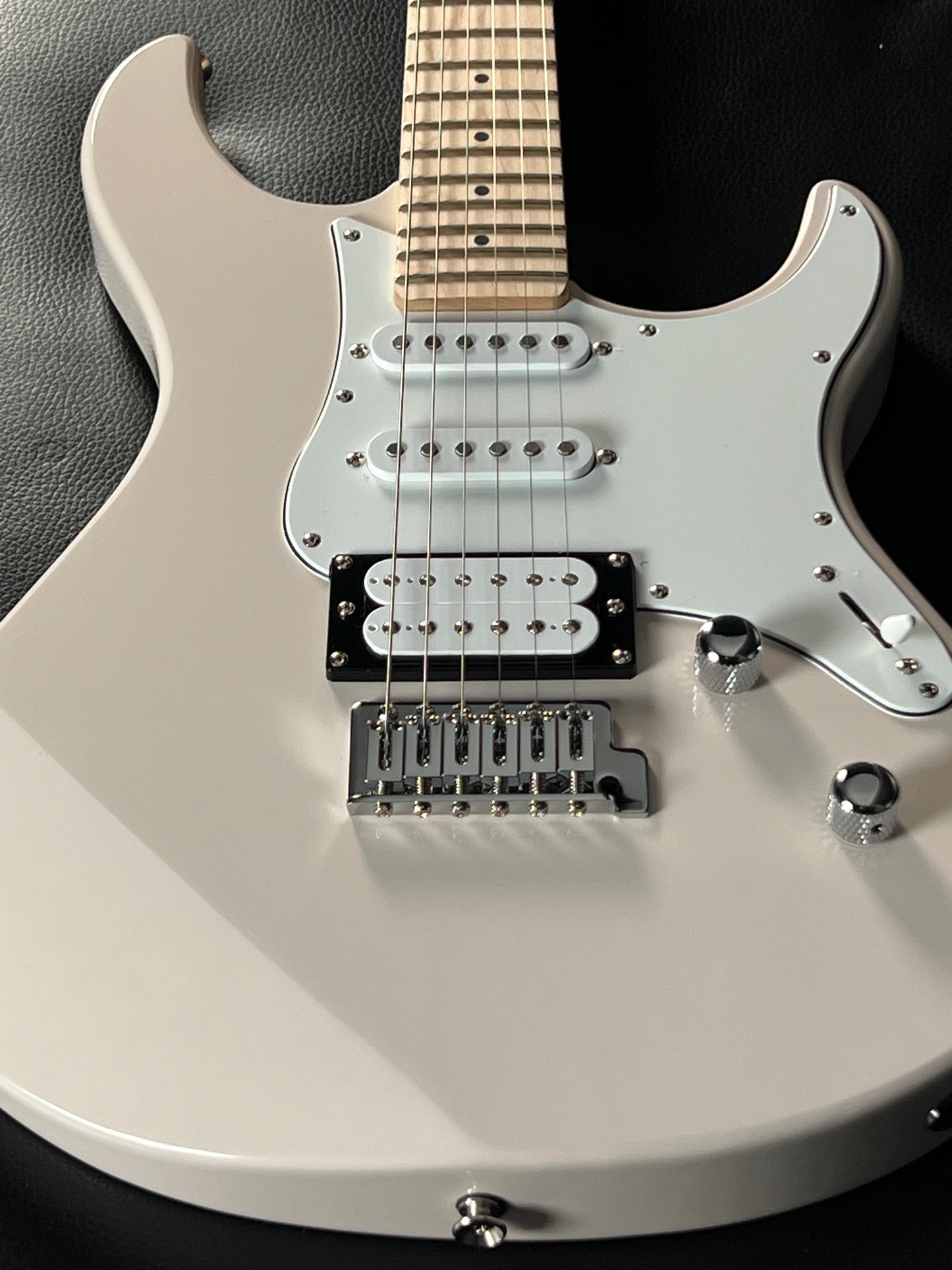 Yamaha Pacifica 112VM Maple Fingerboard Sonic Pink