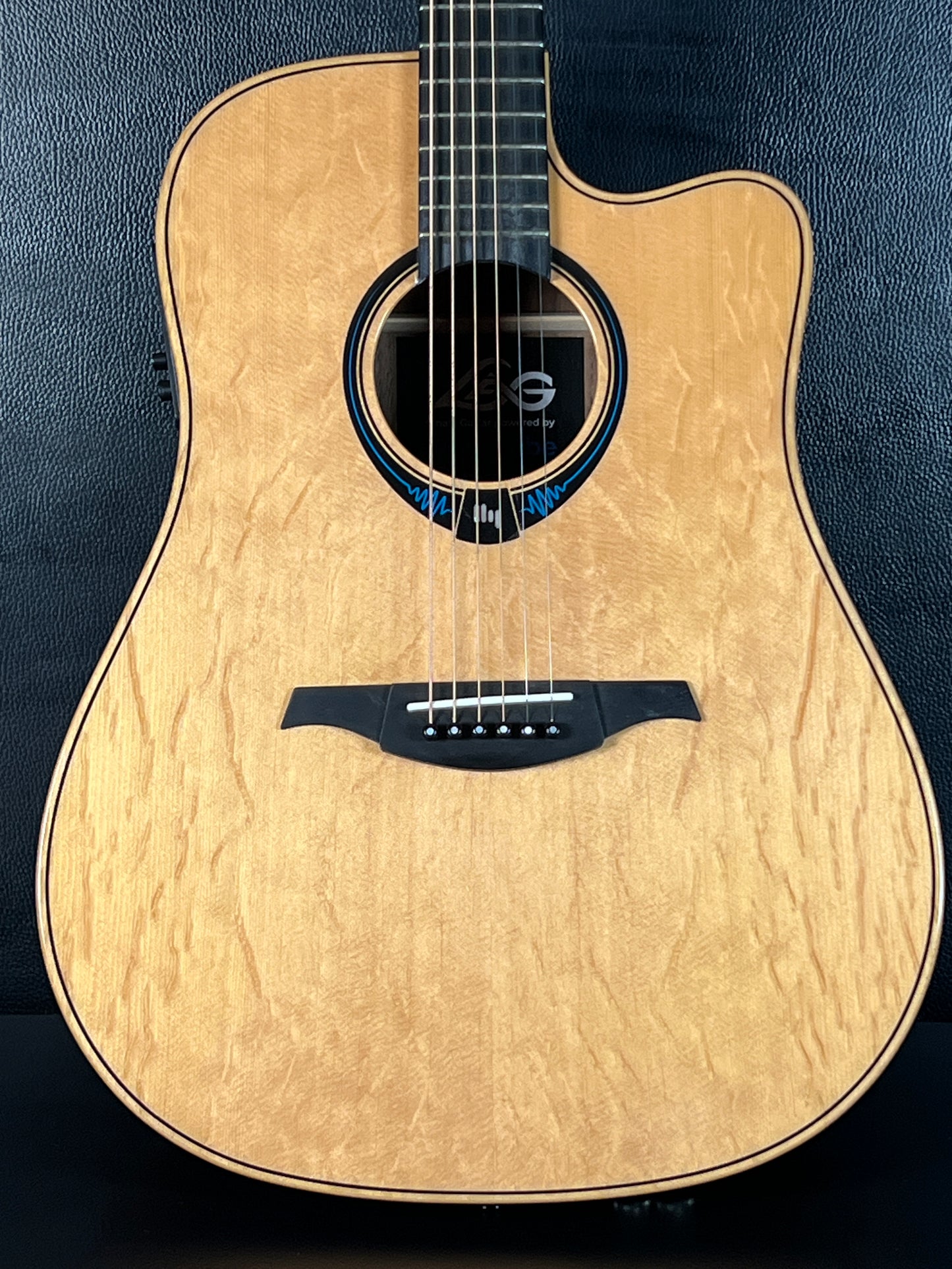 Lag  Tramontane THV30DCE HyVibe (PRE-OWNED)