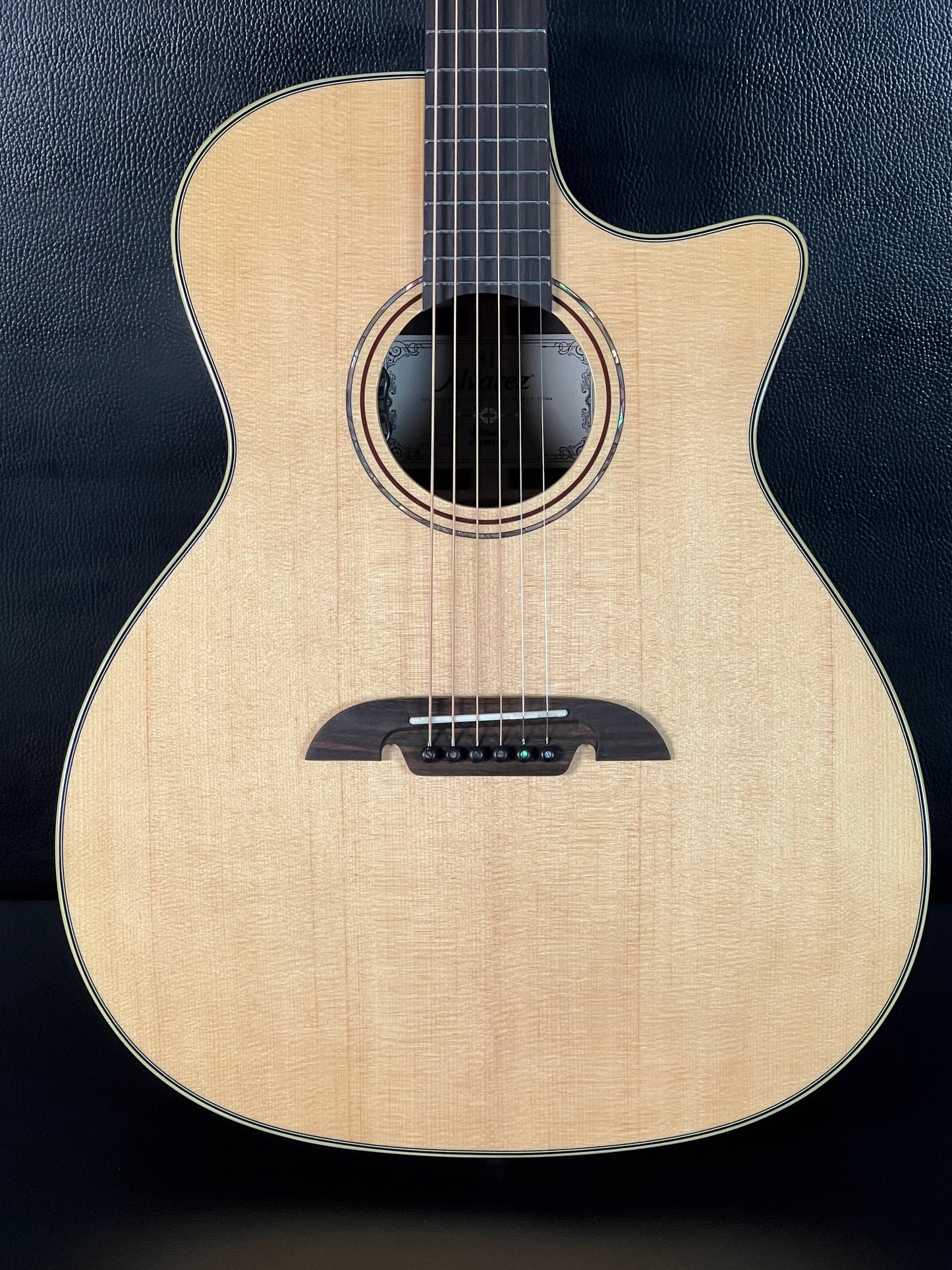 Alvarez MG70Ce Masterworks Grand Auditorium