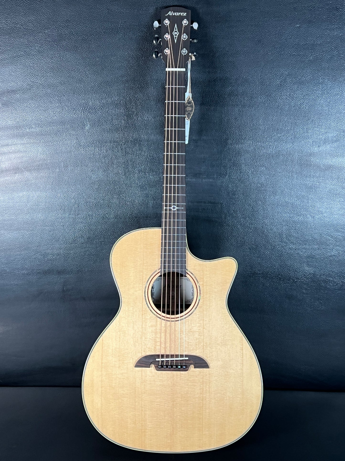 Alvarez MG70Ce Masterworks Grand Auditorium