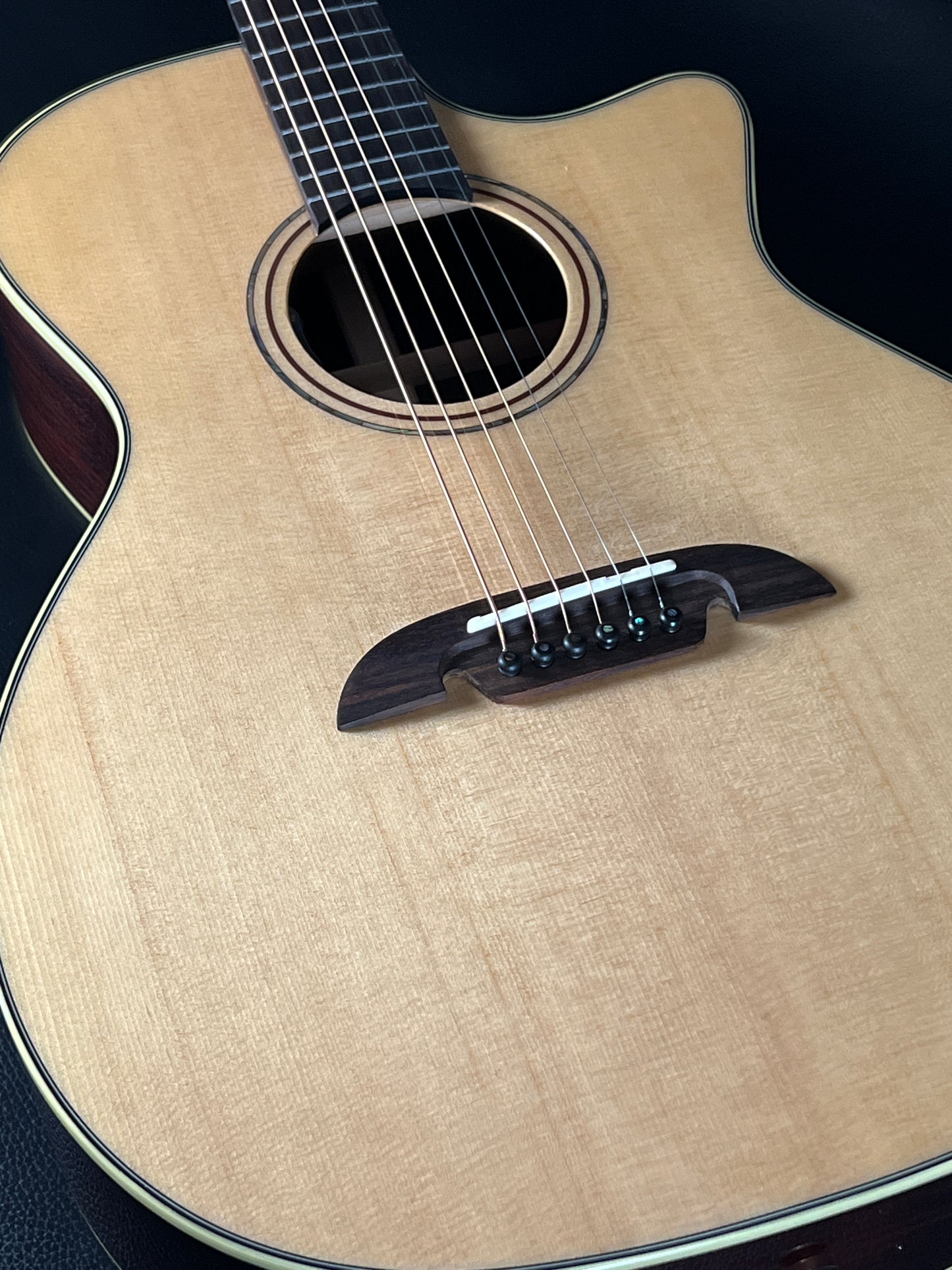 Alvarez MG70Ce Masterworks Grand Auditorium