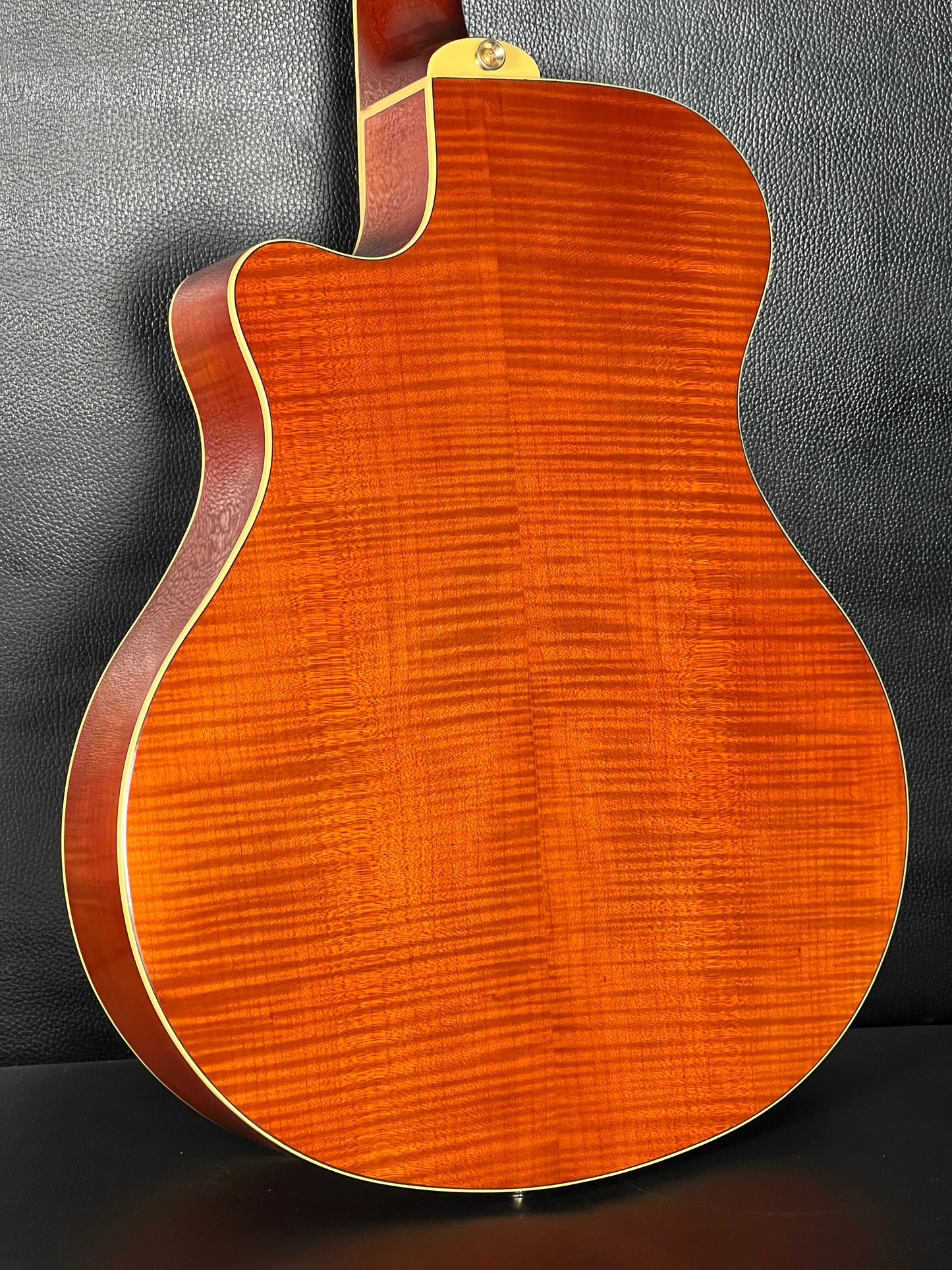 Yamaha APX1000 (PRE-OWNED)