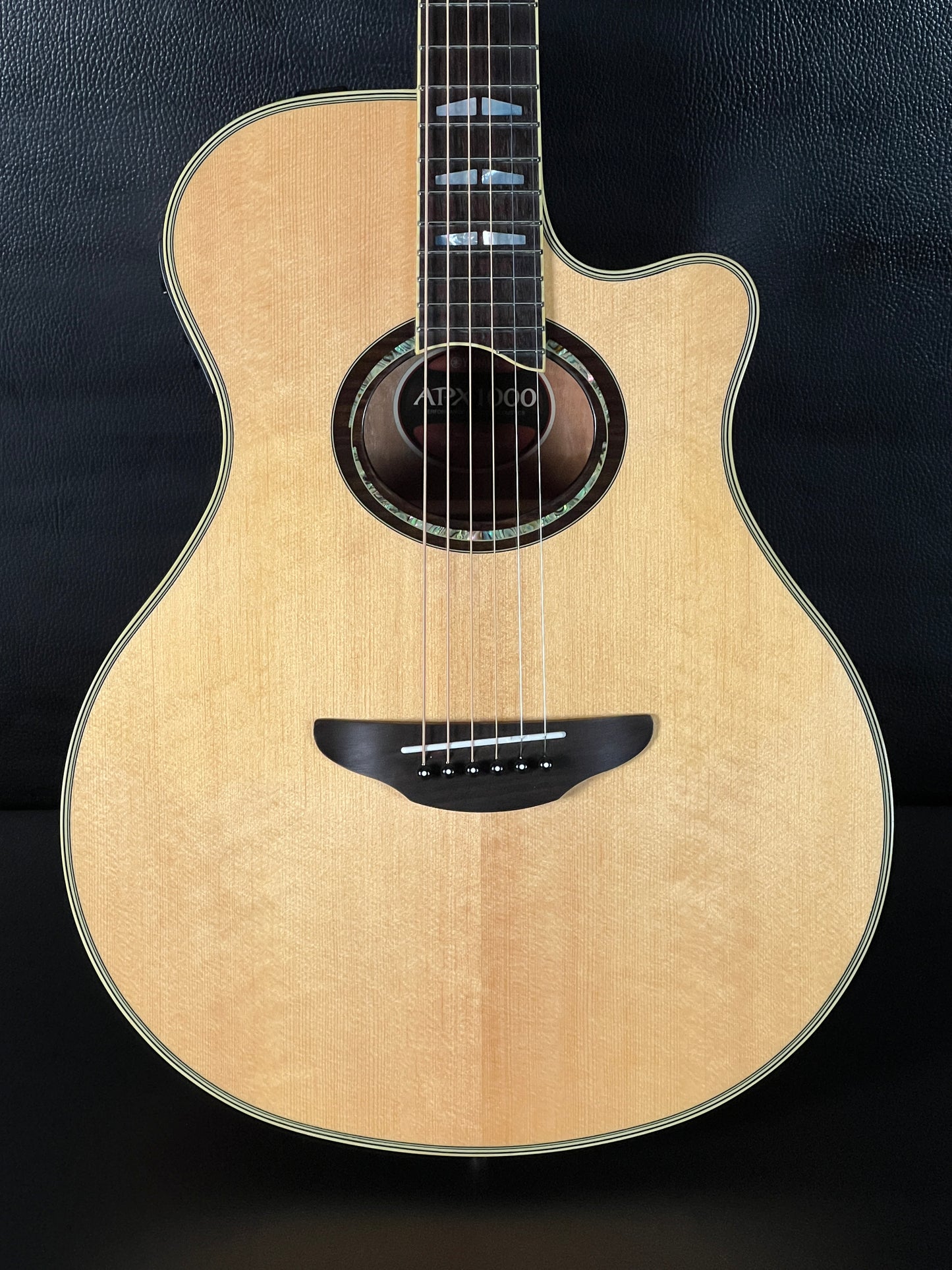 Yamaha APX1000 (PRE-OWNED)