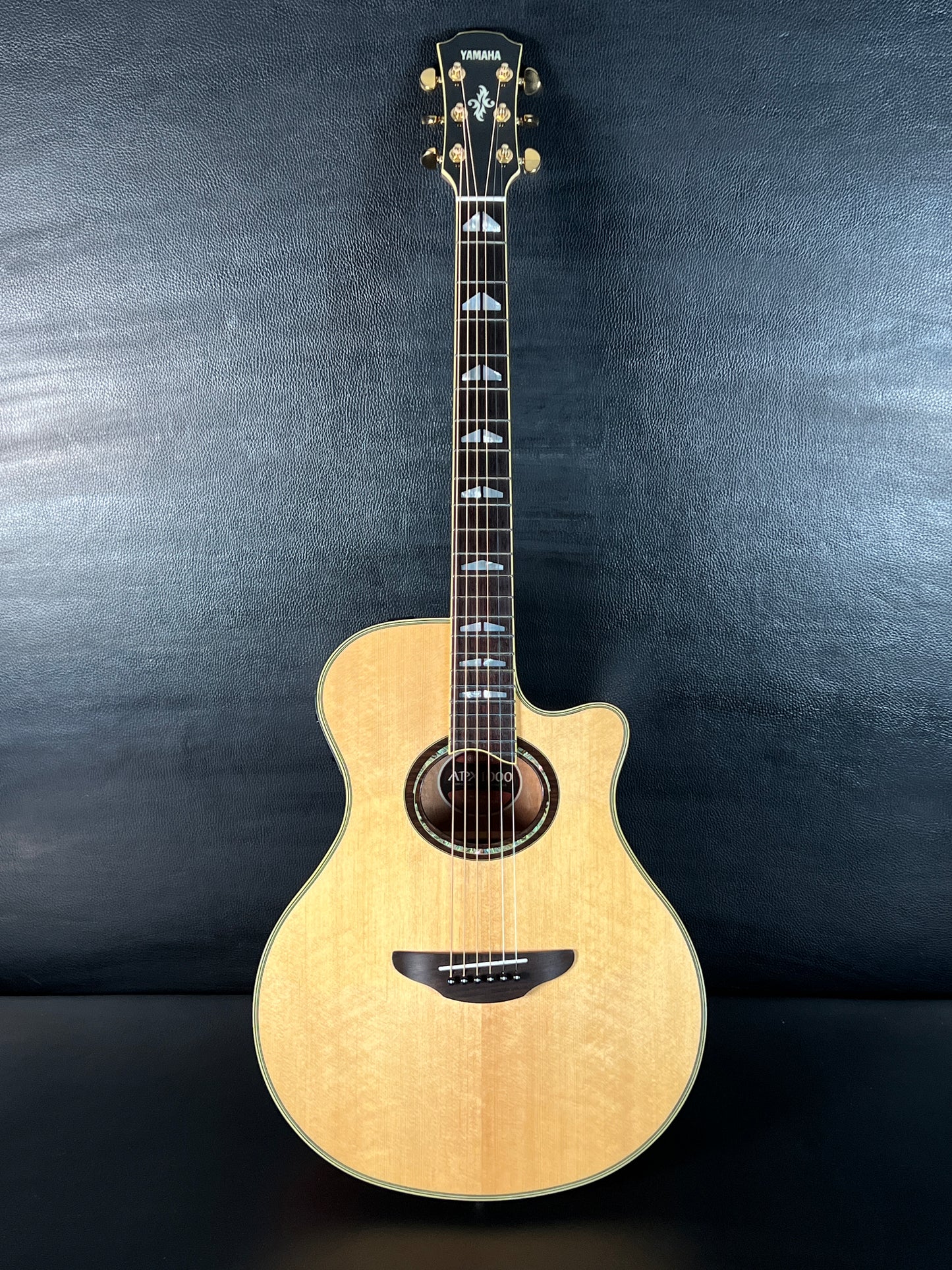 Yamaha APX1000 (PRE-OWNED)