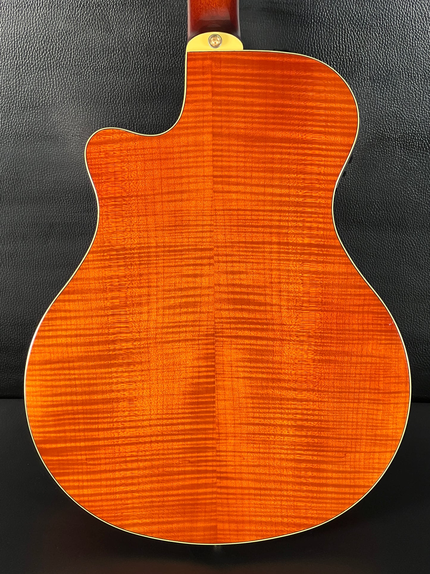 Yamaha APX1000 (PRE-OWNED)