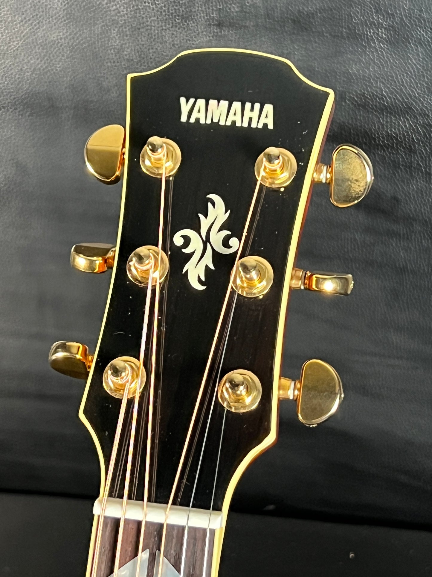 Yamaha APX1000 (PRE-OWNED)